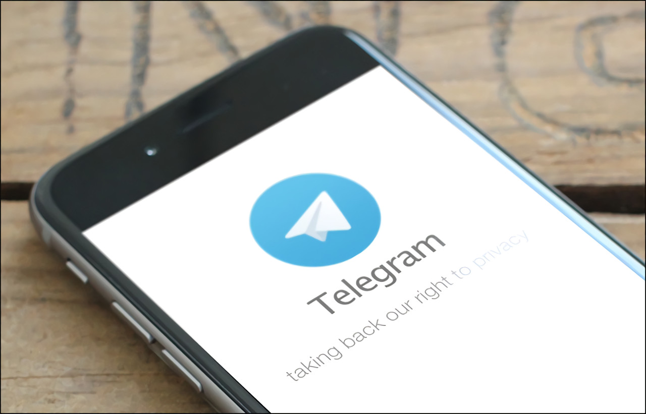 Teléfono móvil con la aplicación de Telegram