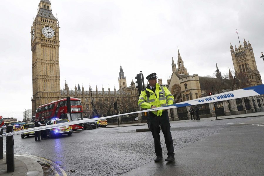 Policía ante el Parlamento británico