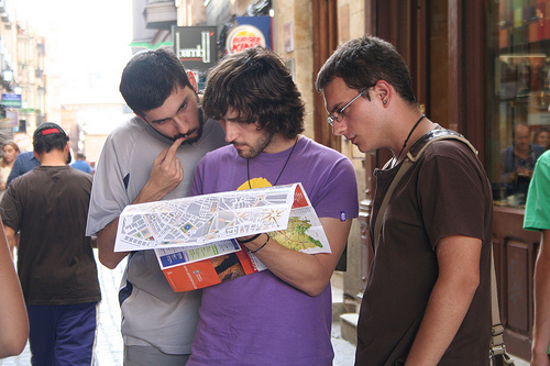 Turistas consultando un mapa