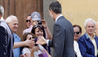 Felipe VI saludando a los ciudadanos