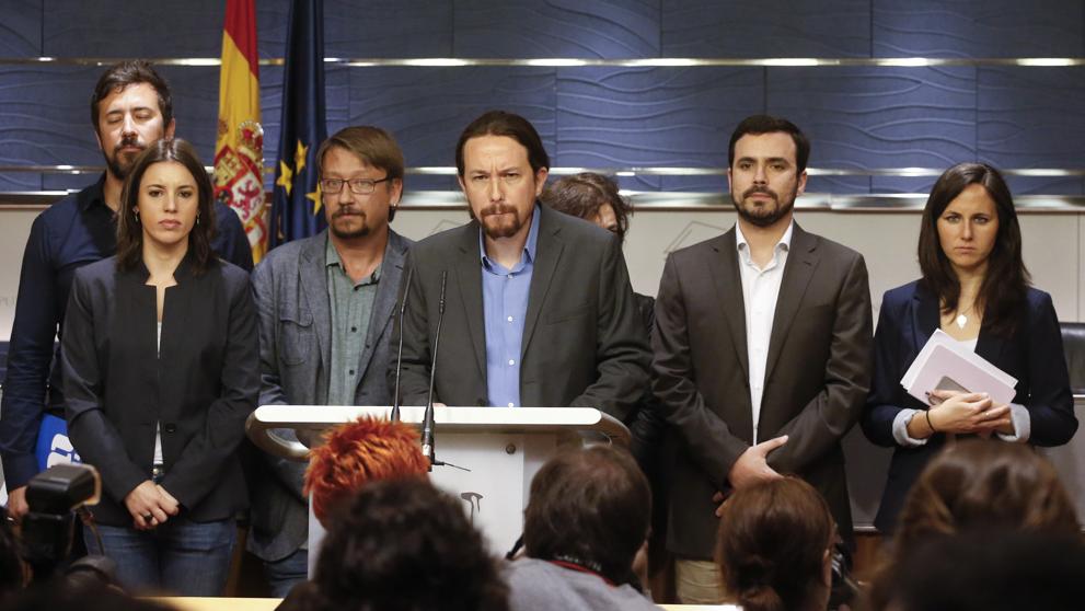 Representantes de Podemos anunciando la moción de censura a Mariano Rajoy