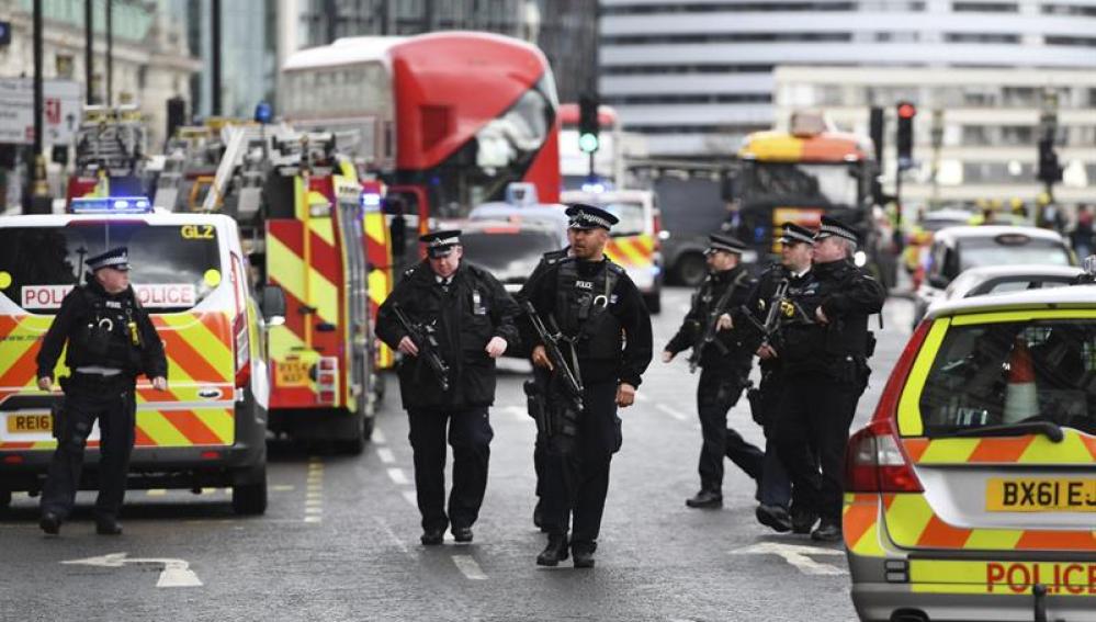 Policías del Reino Unido en un atentado