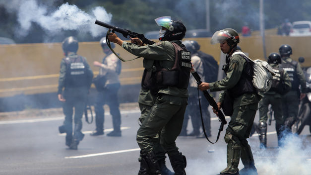 Policía en Caracas disuelve manifestación opositora