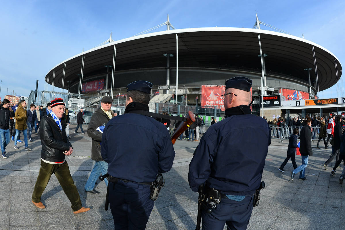 Policías en un estadio de fútbol