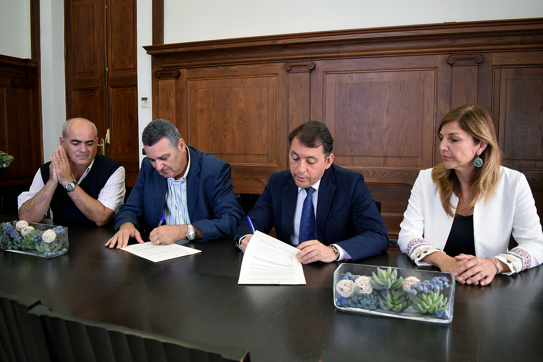 El Alcalde de Santa Cruz de Tenerife, José Manuel Bermúdez, y Juan Pedro Morales en la firma