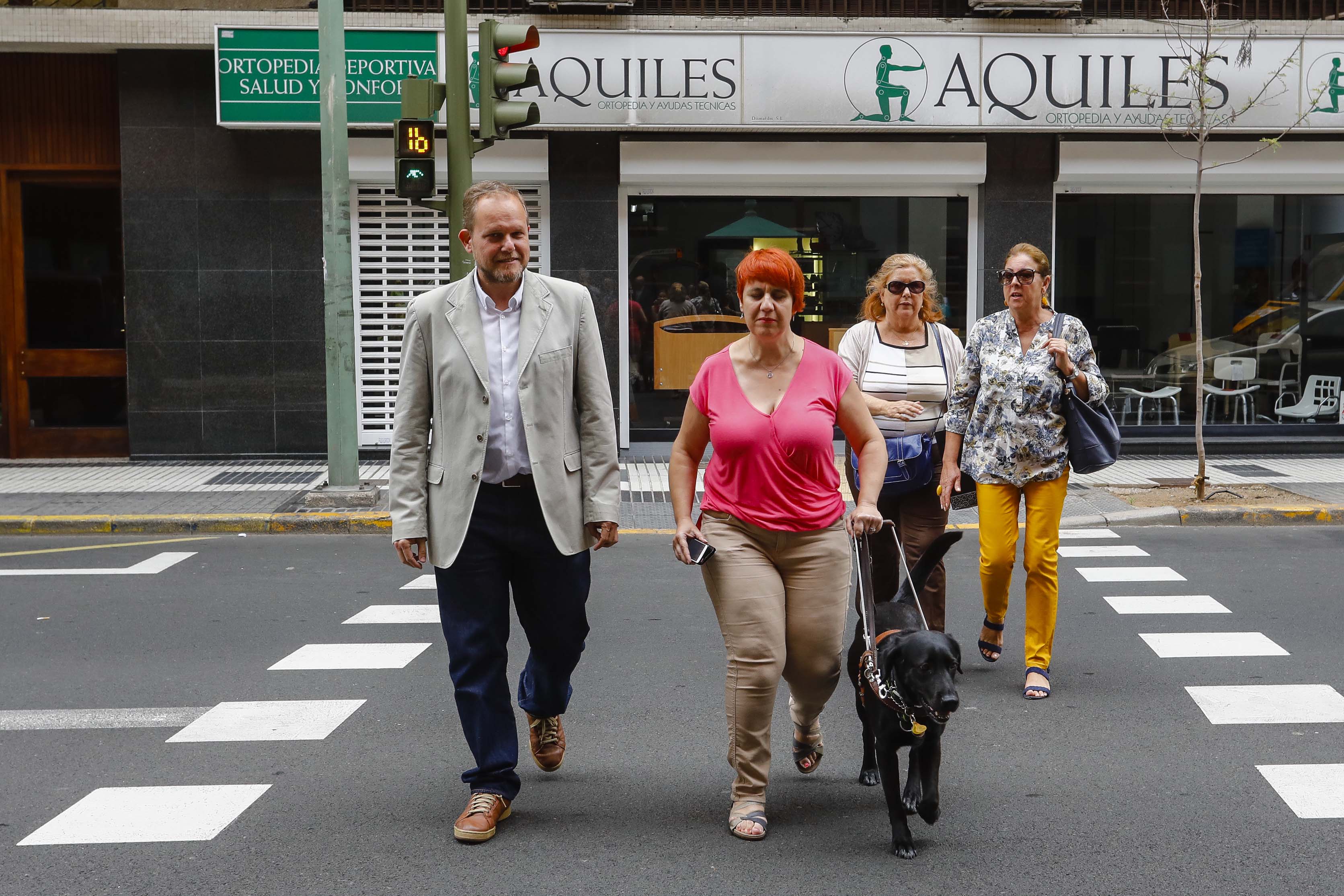 Peatones en semáforos acústicos en Las Palmas de Gran Canaria