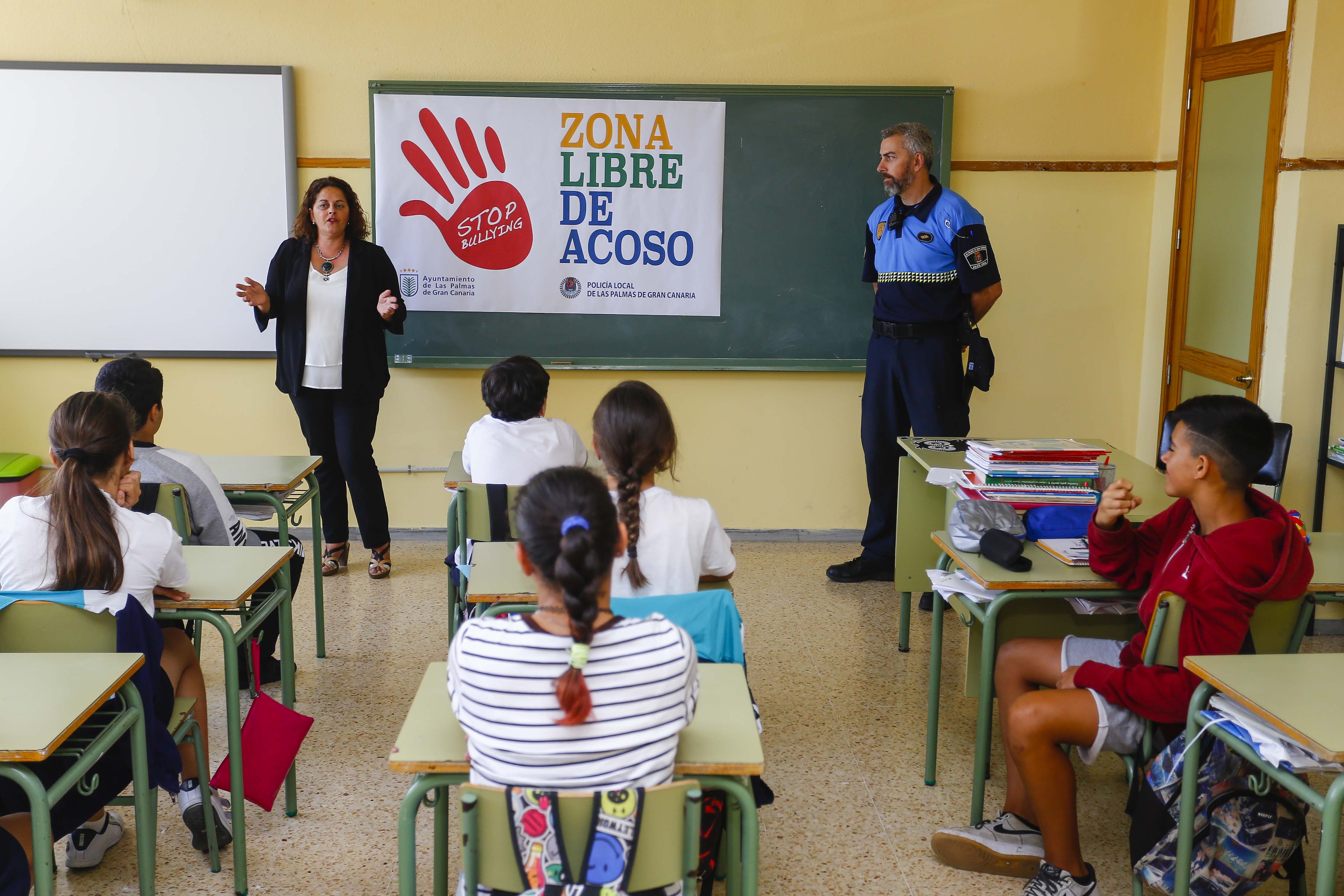 Actuación de la Policía Local de Las Palmas de Gran Canaria en un colegio para la prevención del acoso escolar
