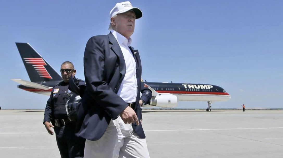 Donald Trump y su avión