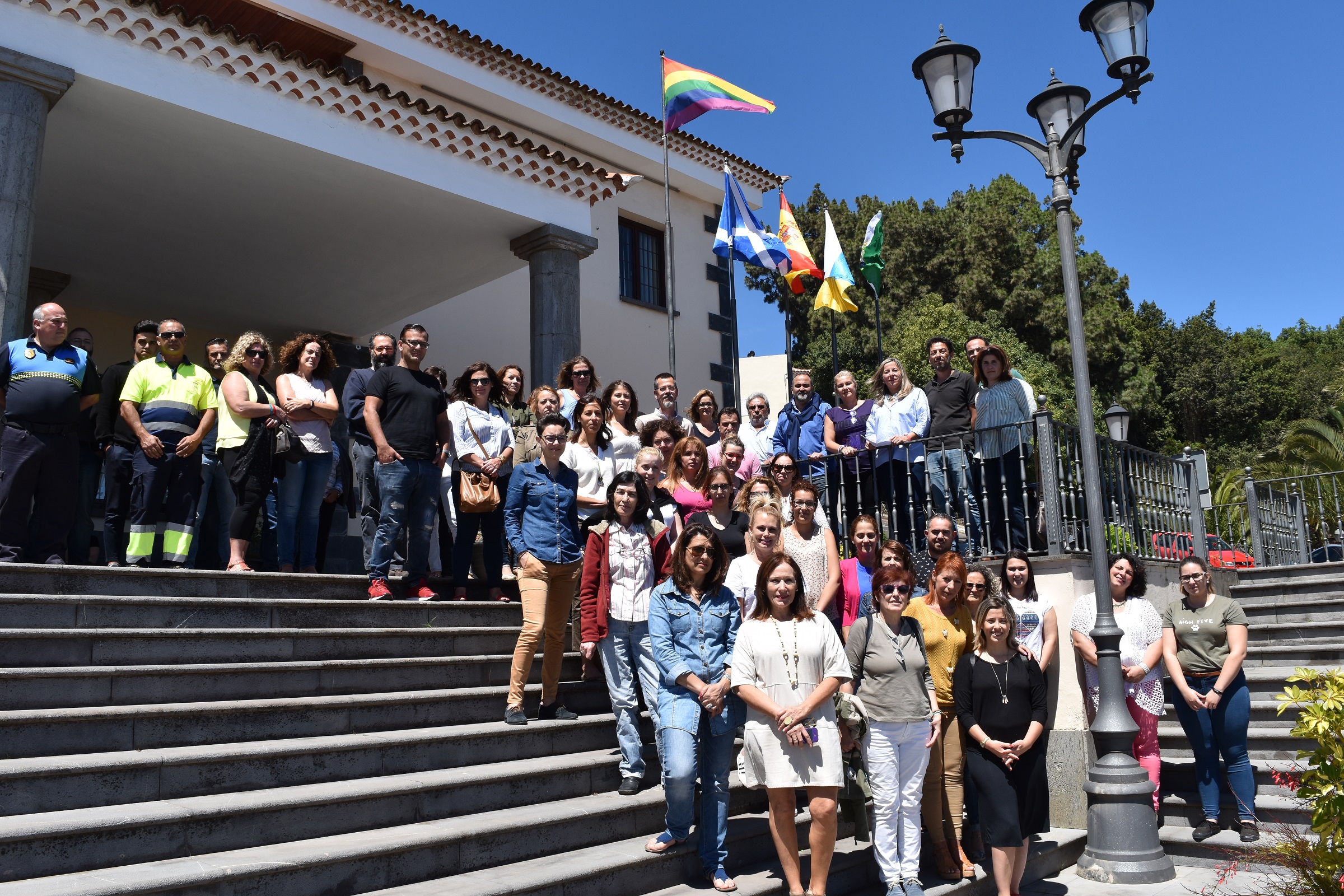 Concentración en la entrada del Ayuntamiento de El Rosario para conmemorar Día Internacional contra la Homofobia