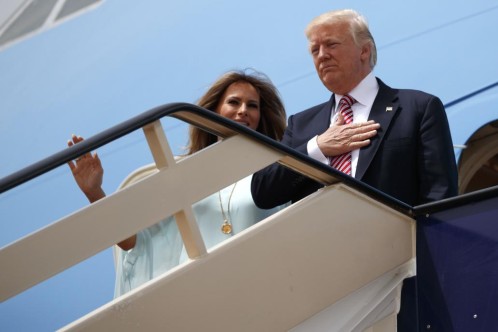 Donald Trump y Melania en las escaleras del Air Force One