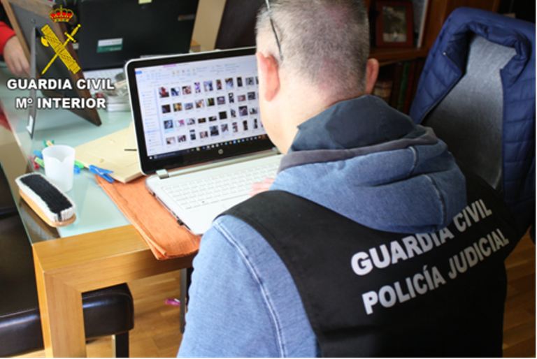Un Guardia Civil en un ordenador