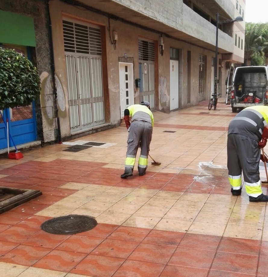 Operarios de limpieza en las calles de Arona