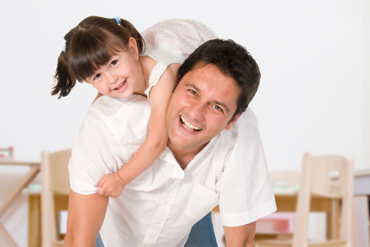 Papa y hija cogiendo