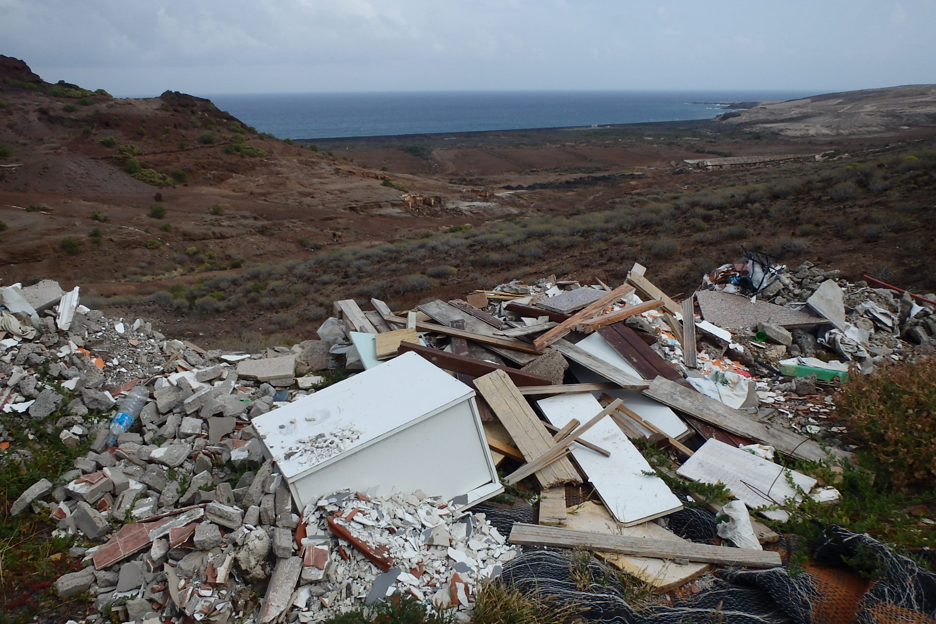 Vertido de escombros en la Playa de Vargas, Agüimes