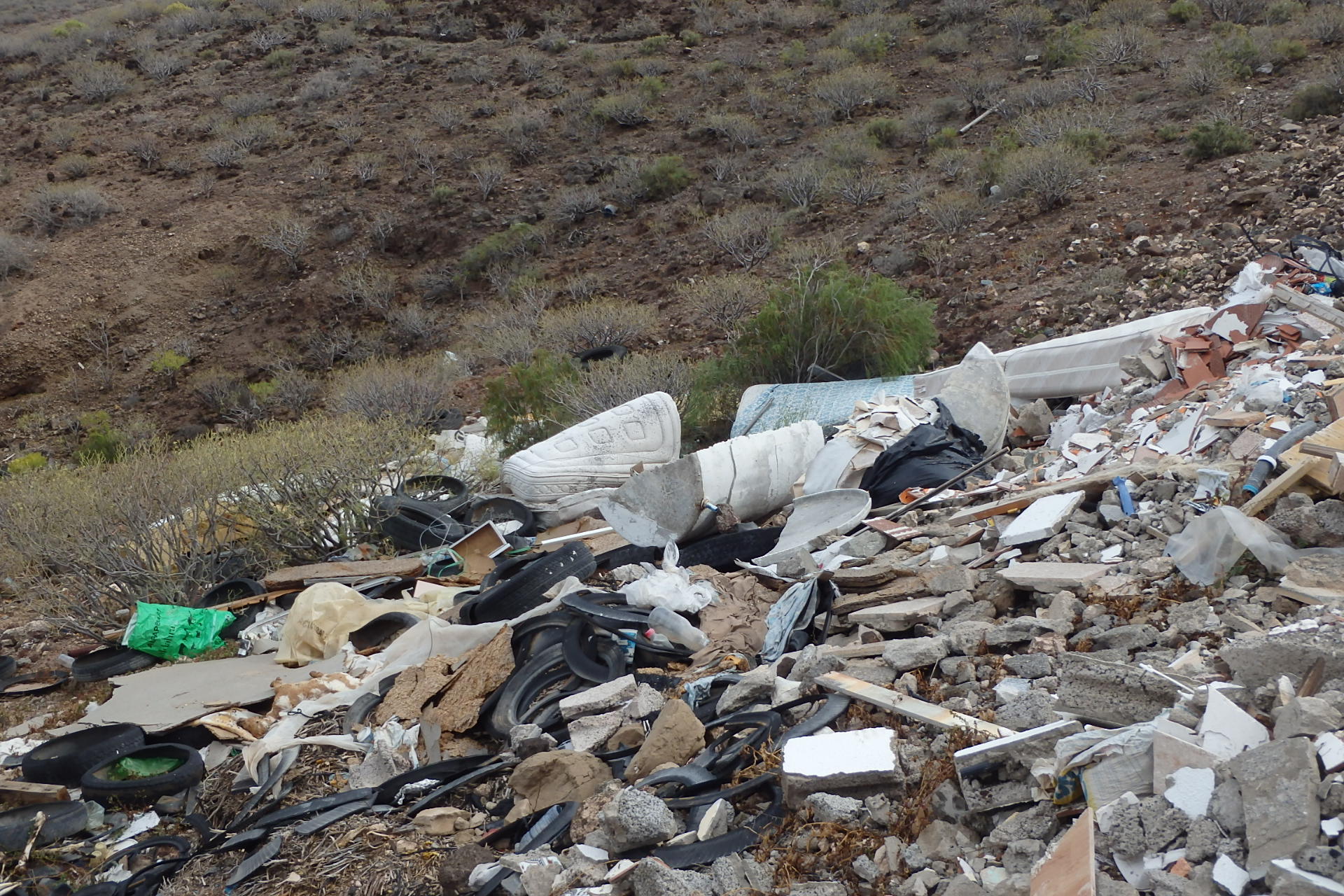 Vertido de escombros en la Playa de Vargas, Agüimes