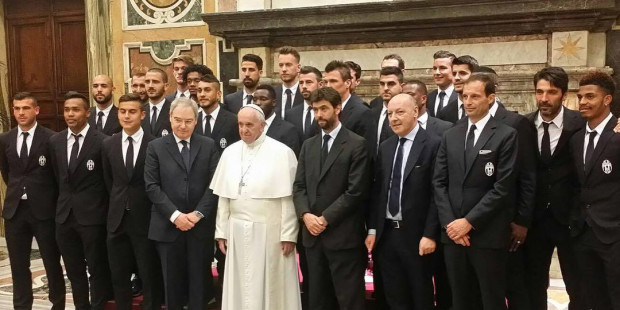 El Papa Francisco y jugadores del Juventus y del Lazio