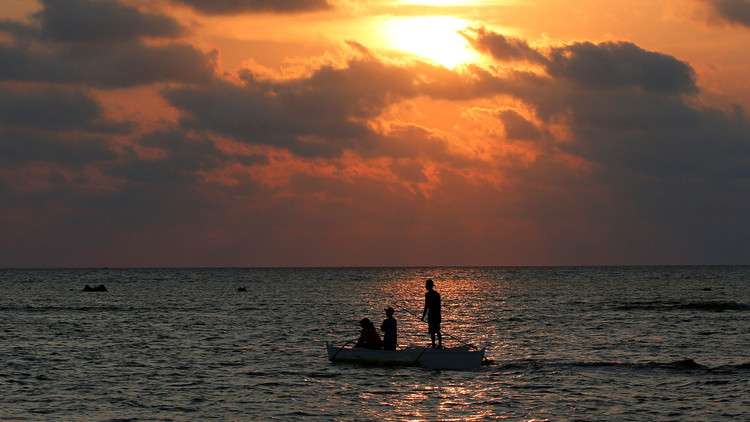 Un barco con pescadores