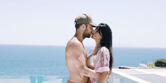 Cesc Fábregas y Daniella Semaan besándose