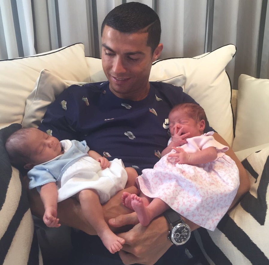 Cristiano Ronaldo con sus dos hijos