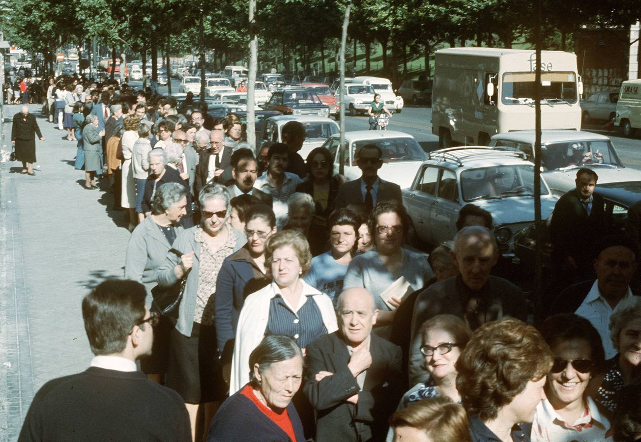 Colas para poder votar en junio de 1977