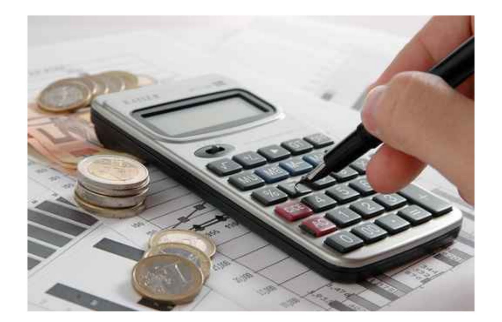 Una calculadora, dinero y facturas