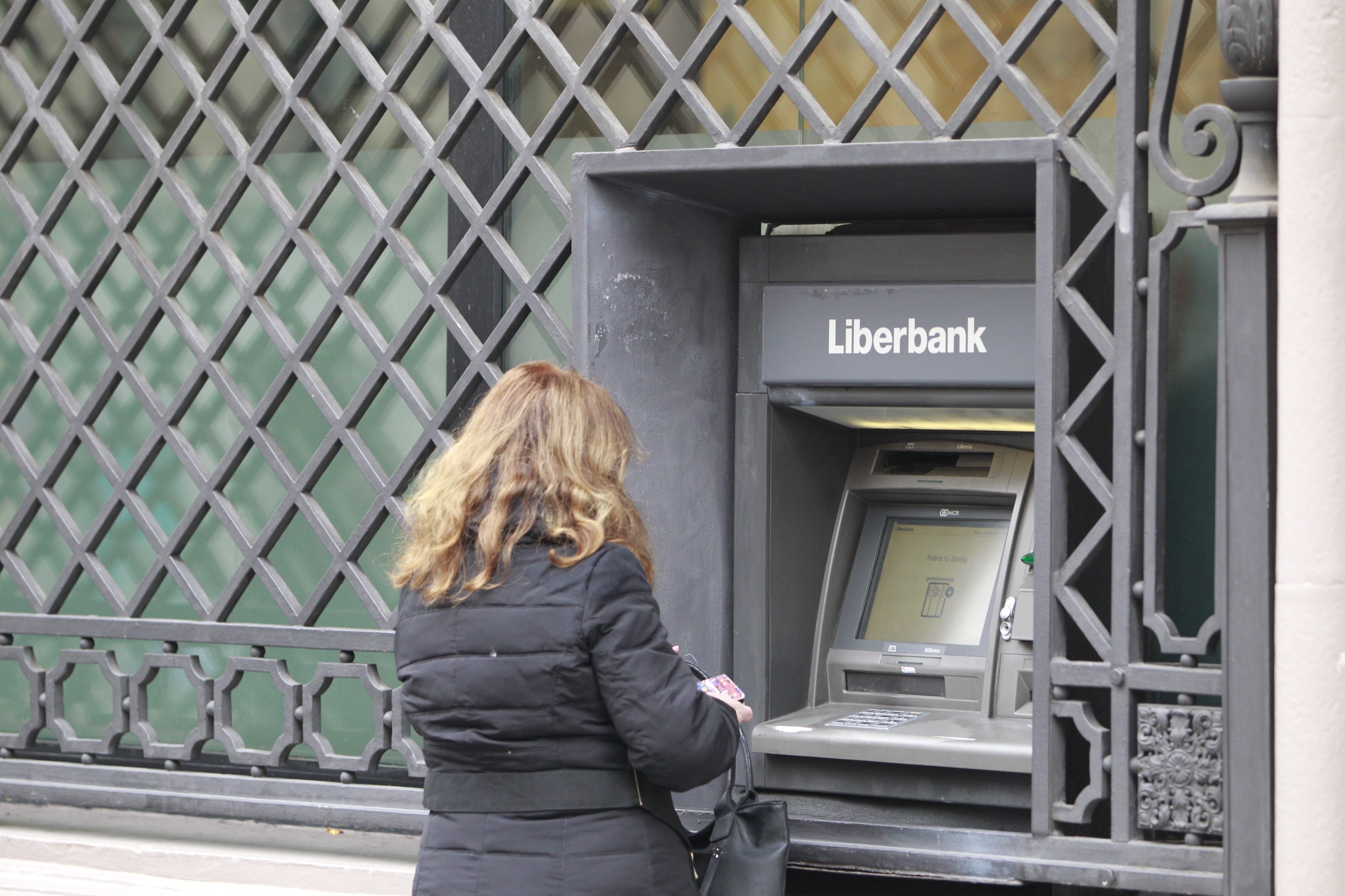 Una mujer en un cajero de Liberbank