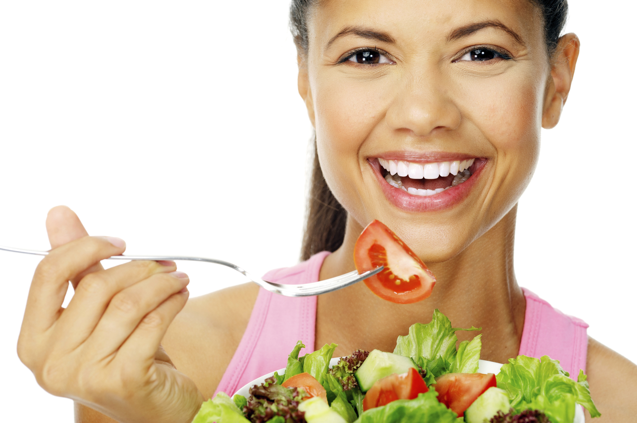 Una mujer comiendo una ensalada