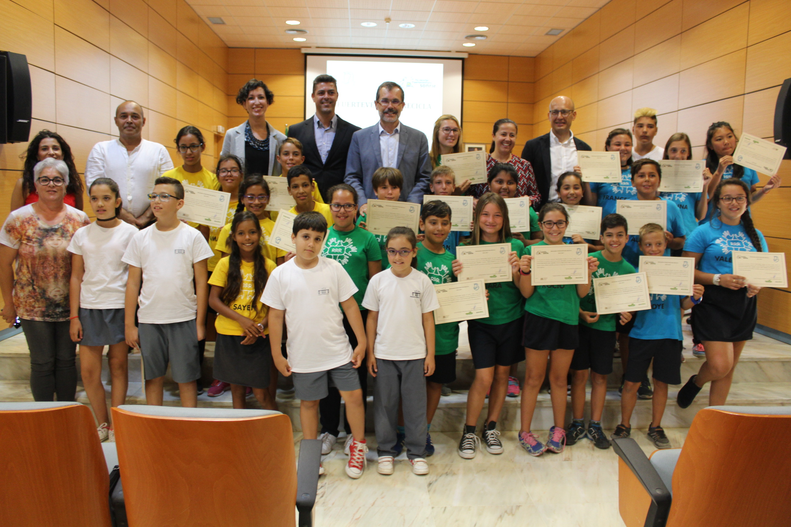 Alumnos con los Premios Fuerteventura Recicla