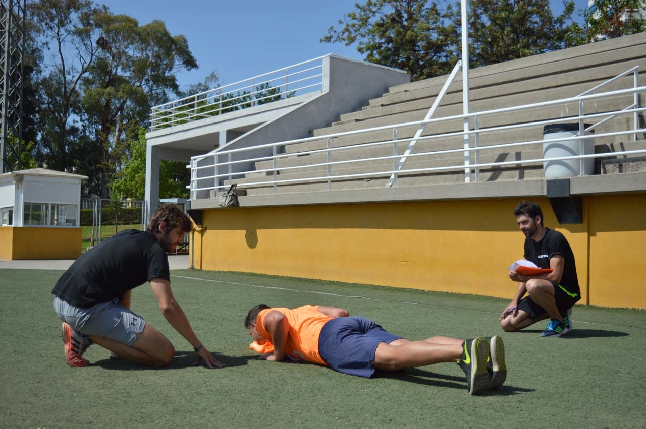 Un hombre pasando las pruebas físicas para Policía