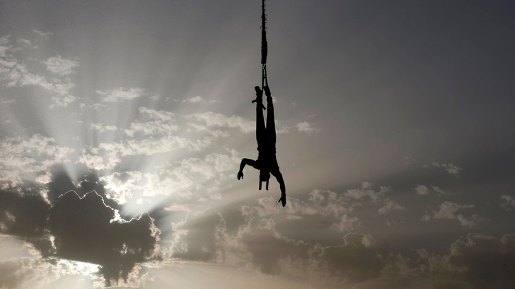 Un hombre colgado haciendo puenting