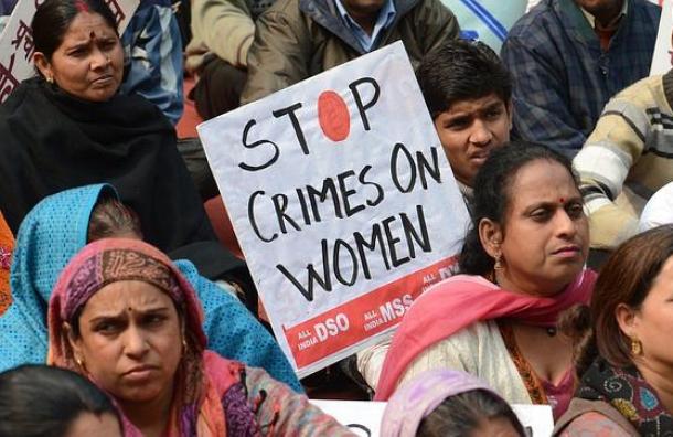 Mujeres de la India manifestándose contra la violencia contra las mujeres