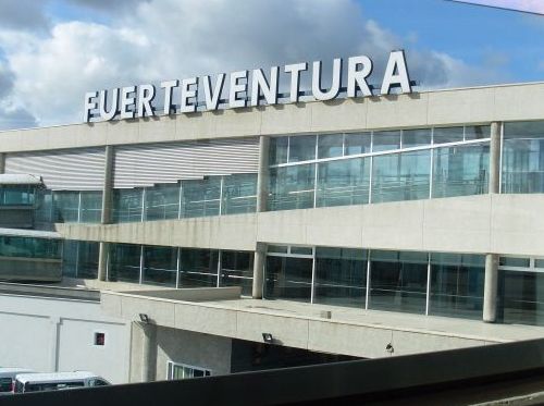 Cartel con letras de Fuerteventura en el aeropuerto