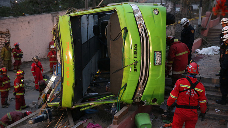 Bus turístico volcado en Perú