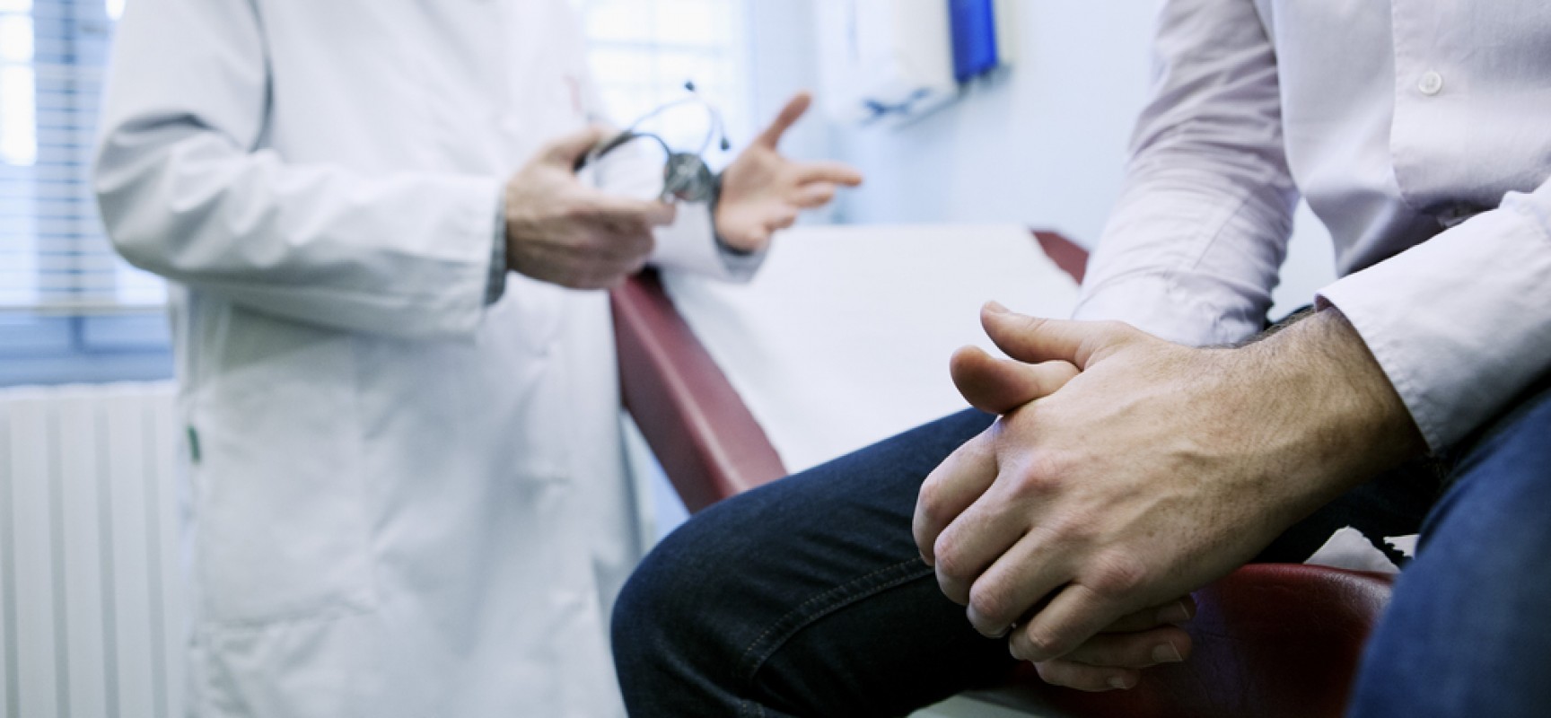 Un hombre en la consulta de un médico