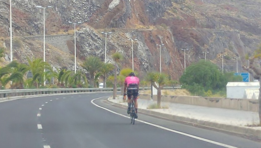 Ciclista en carretera