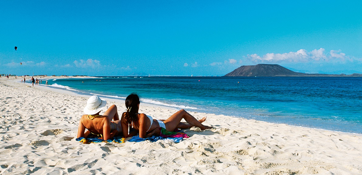 Dos personas en una playa