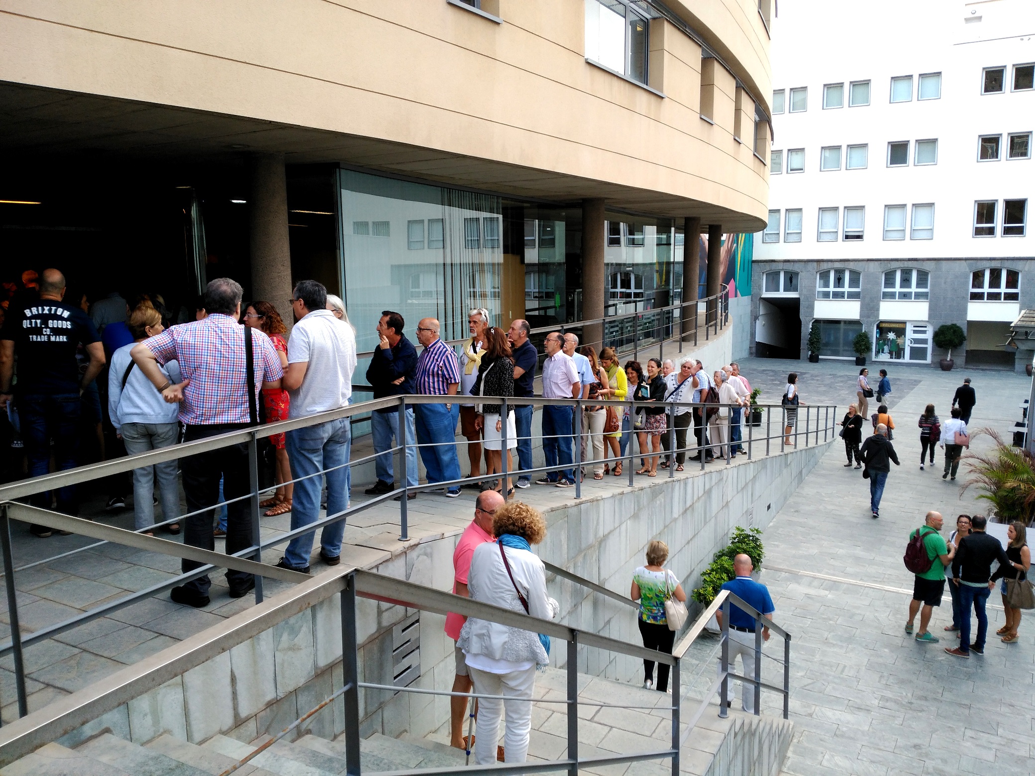 Público a la entrada del Teatro Cuyás