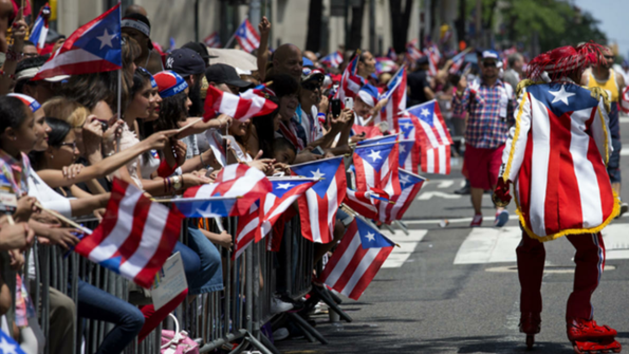 Personas con banderas de Puerto Rico