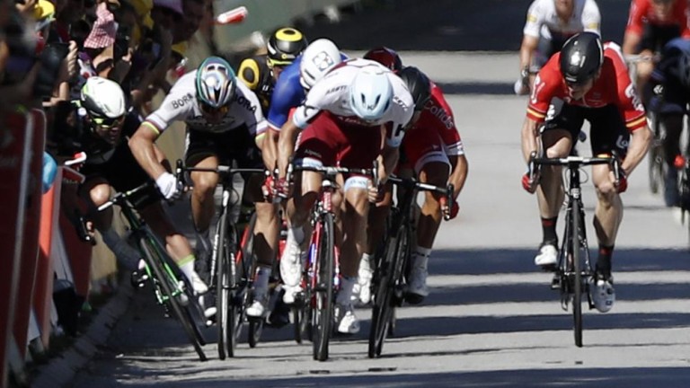 Sagan dando un codazo a un ciclista