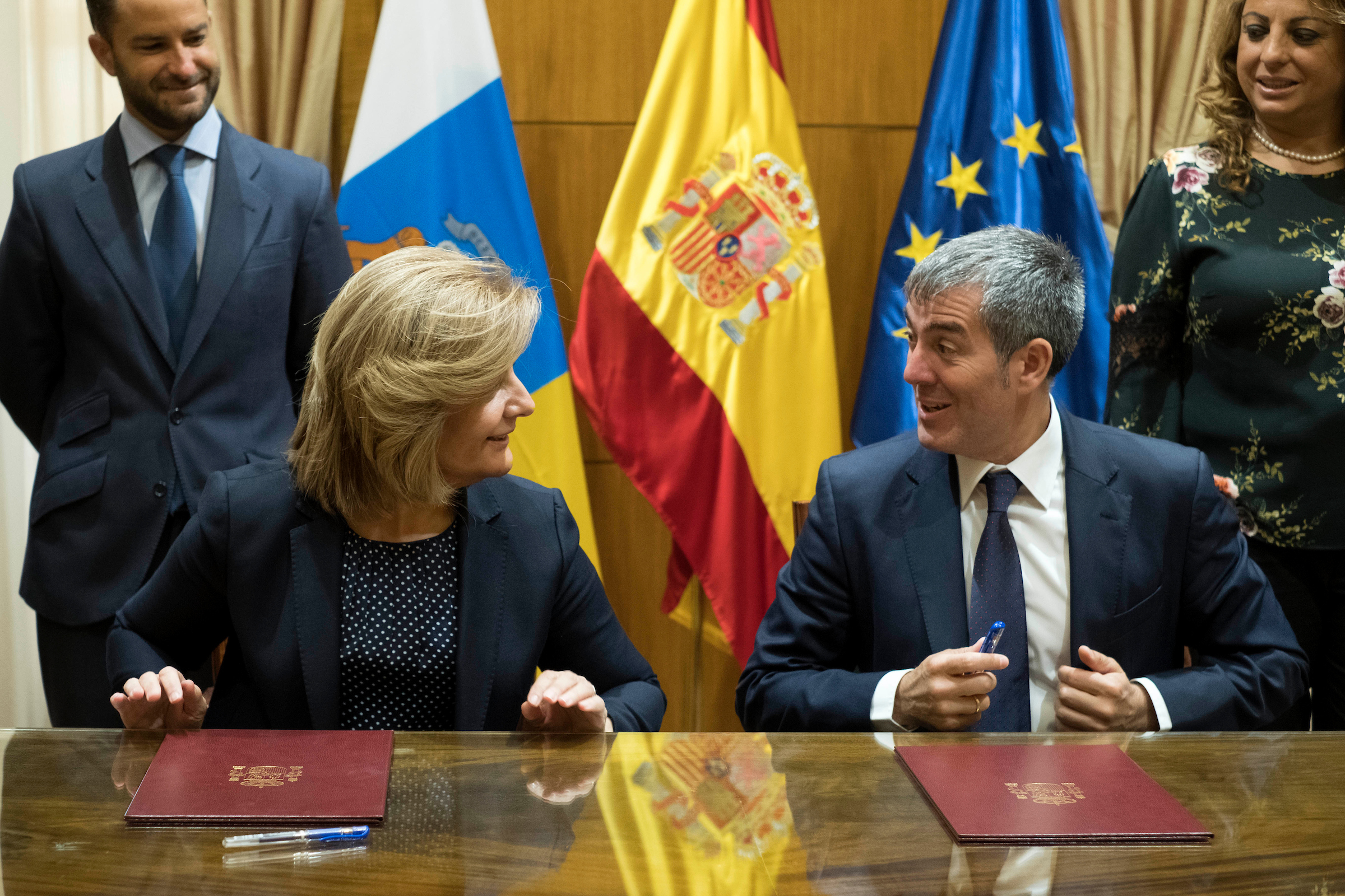 El presidente del Gobierno de Canarias, Fernando Clavijo, y la ministra de Empleo y Seguridad Social, Fátima Báñez,