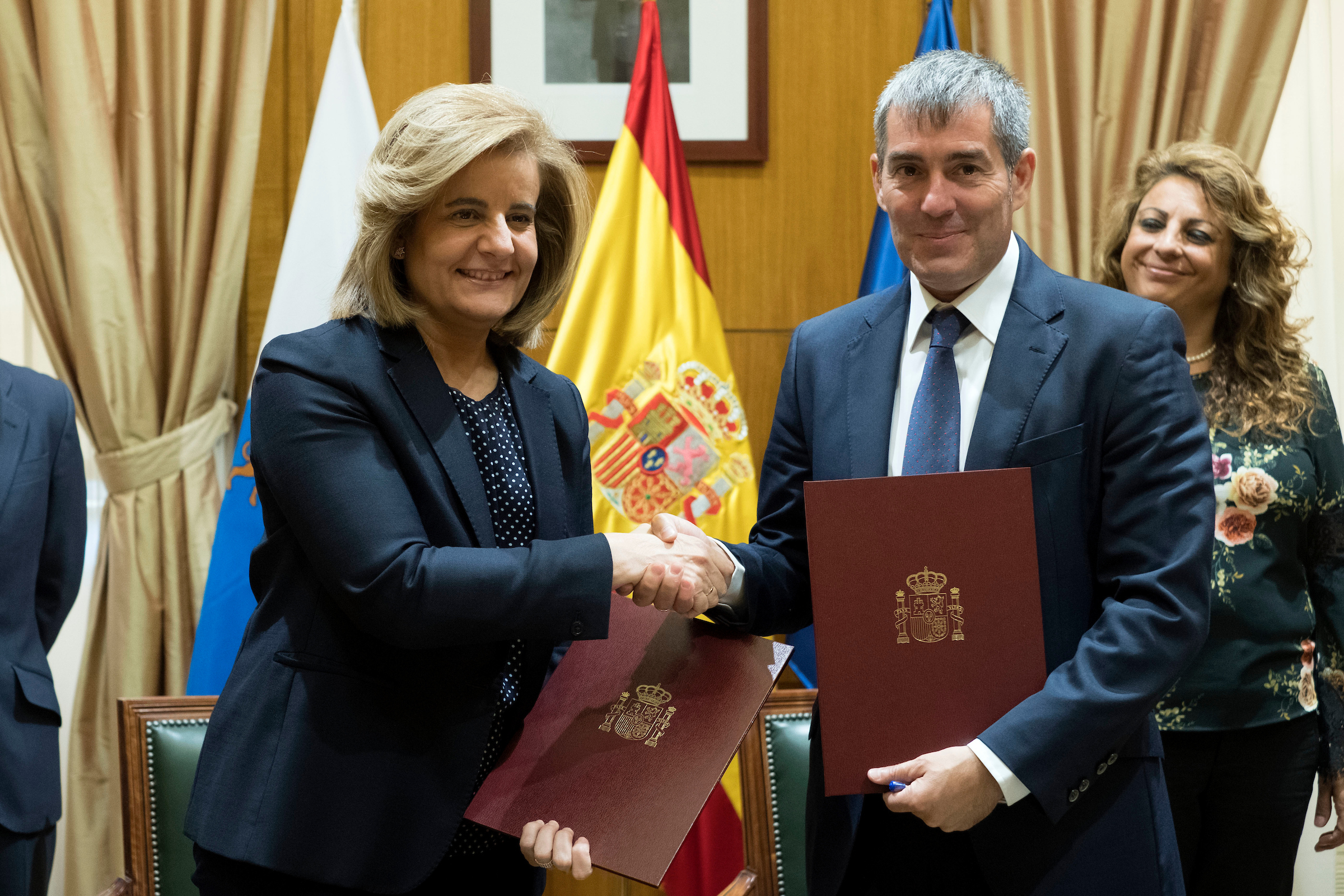El presidente del Gobierno de Canarias, Fernando Clavijo, y la ministra de Empleo y Seguridad Social, Fátima Báñez,