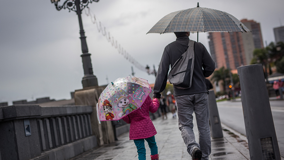 Un hombre y un niño con paraguas