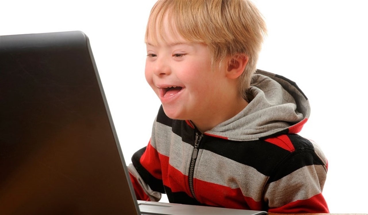 Niño con Síndrome de Down en ordenador