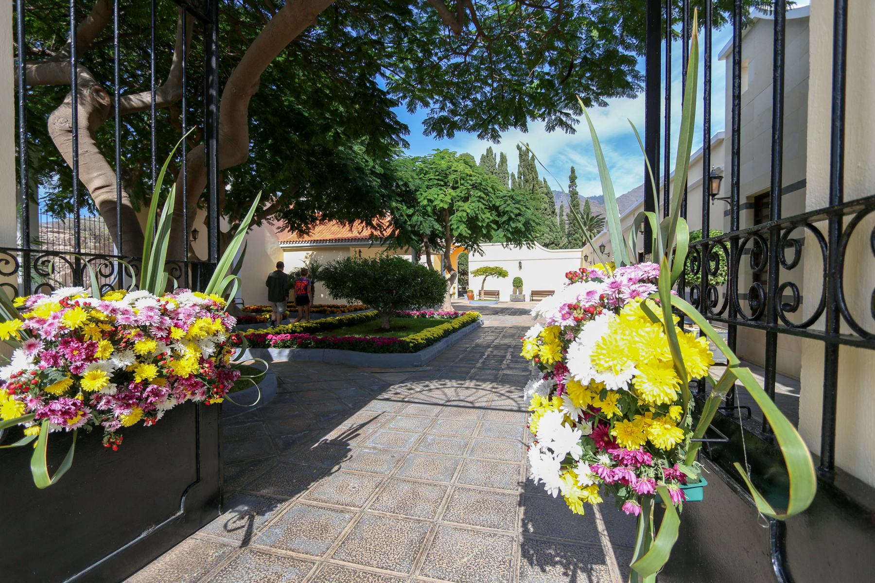 Flores en el cementerio de Adeje