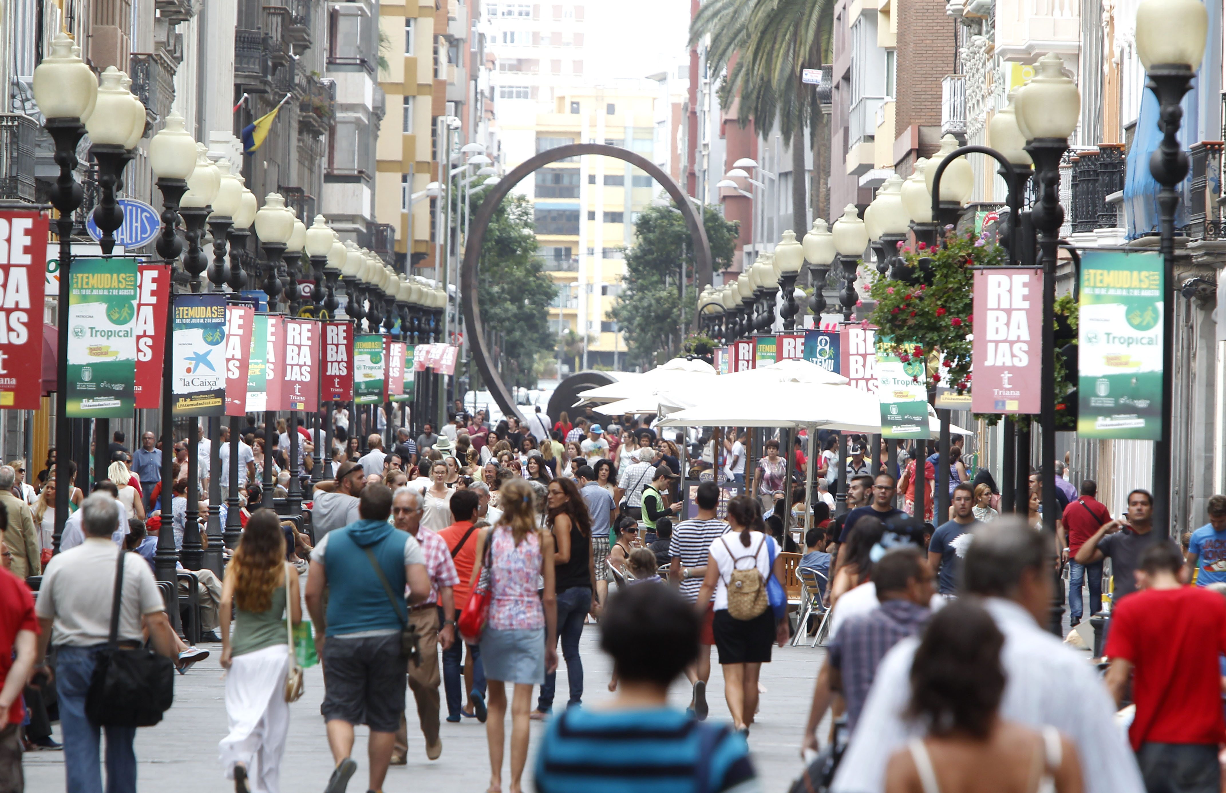 Gente en la calle Triana de Las Palmas de Gran Canaria