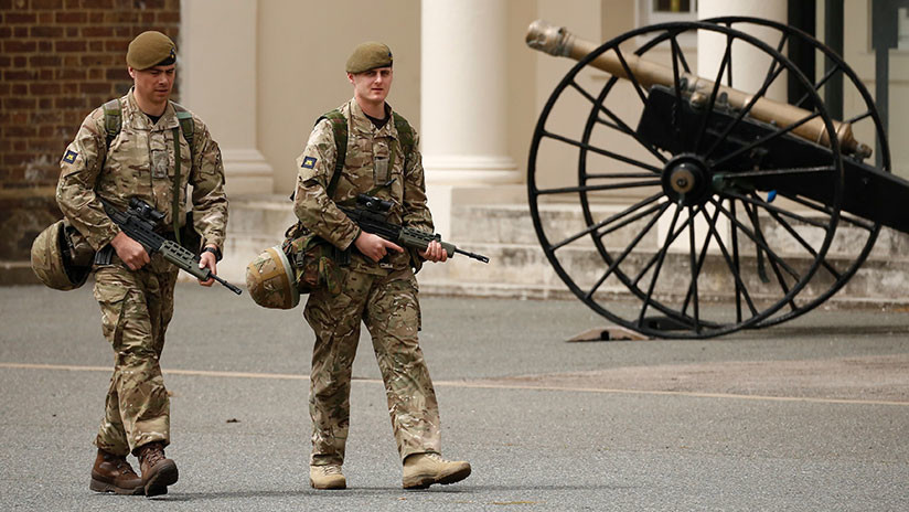 Dos soldados británicos