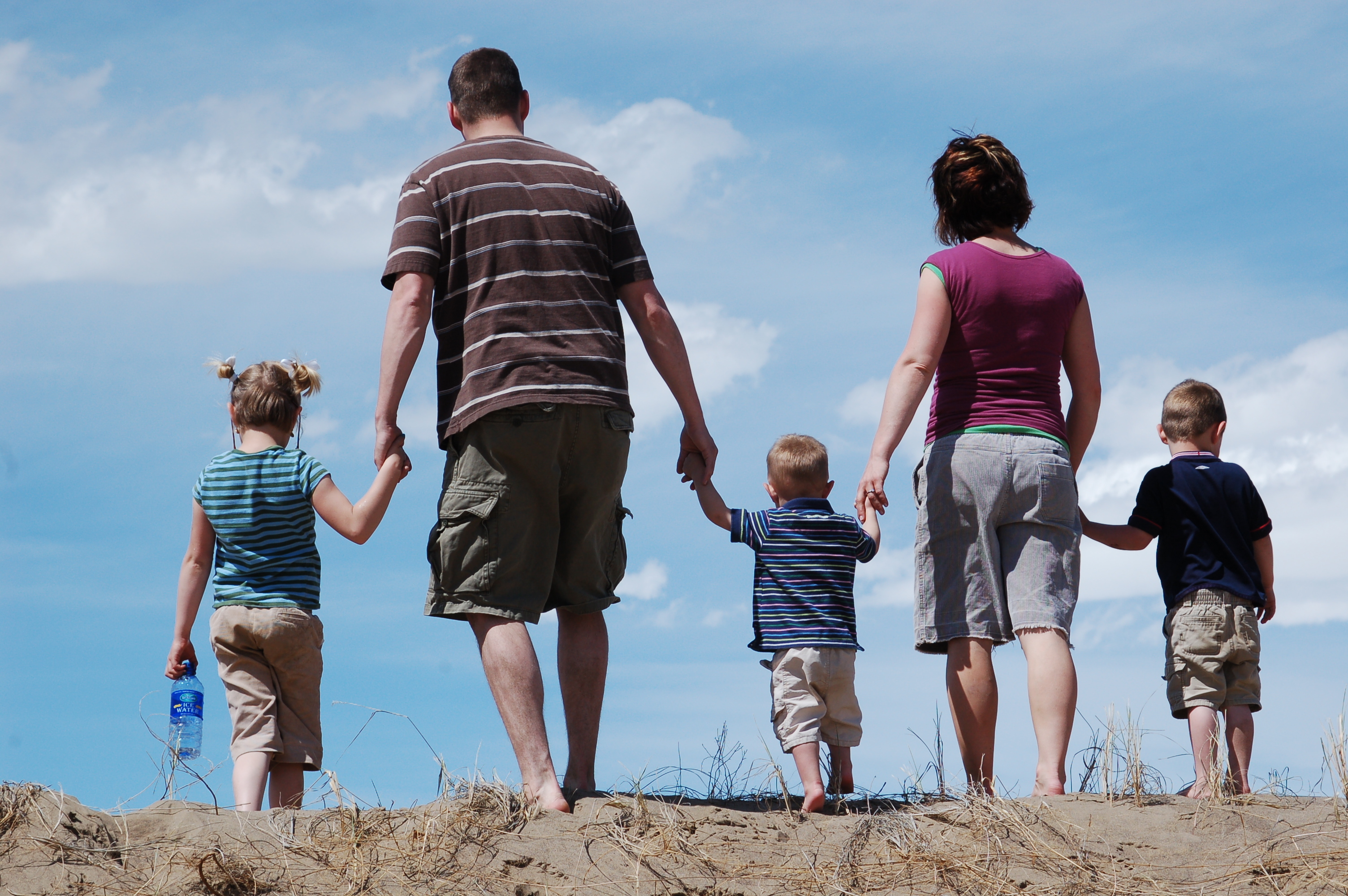 Una pareja con tres niños