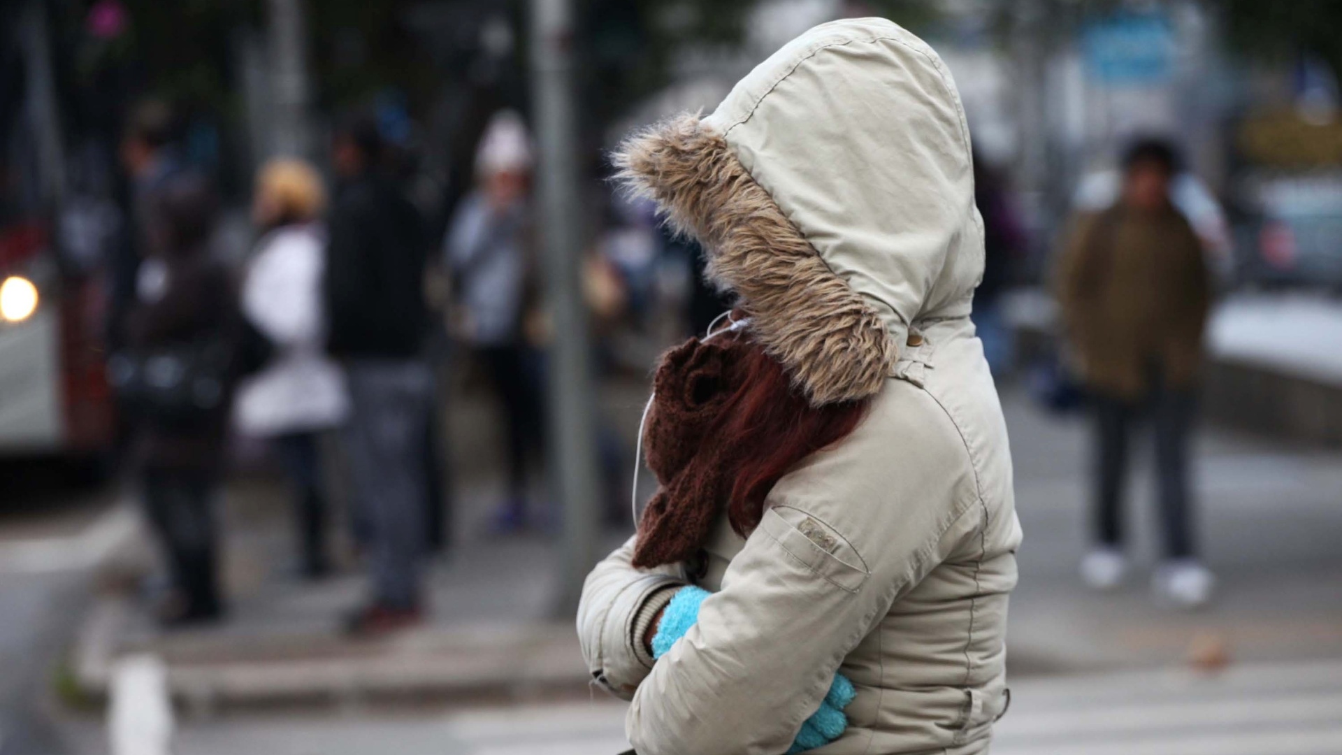 Una mujer con capucha