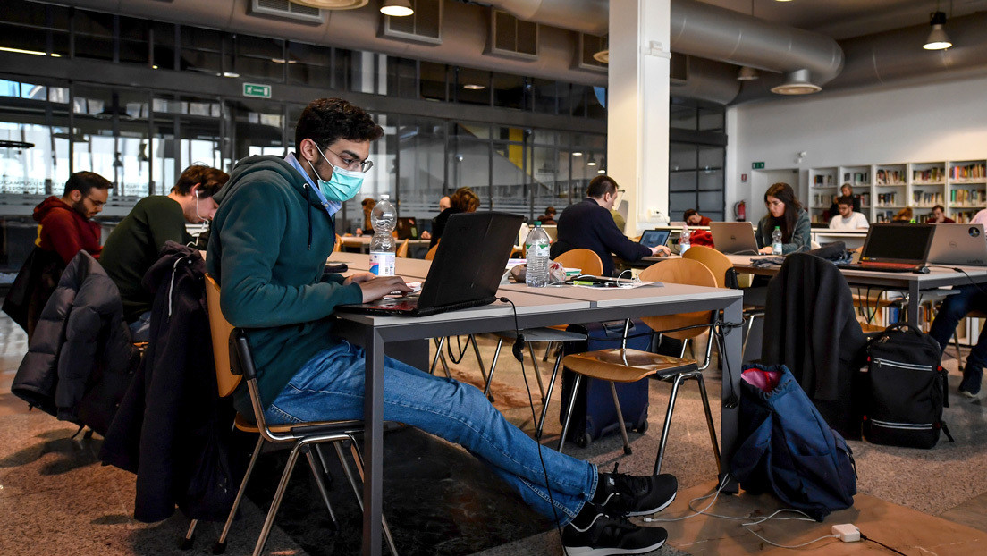 estudiantes italianos estudiando con mascarillas por temor al coronavirus