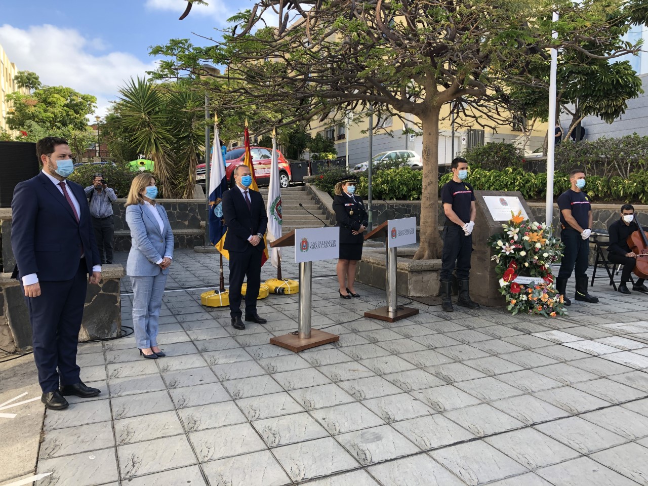 Las Palmas de Gran Canaria honra a los cuatro bomberos fallecidos en el incendio de La Naval hace 34 años   